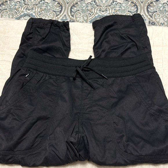 Size M North Face capris - Picture 4 of 4